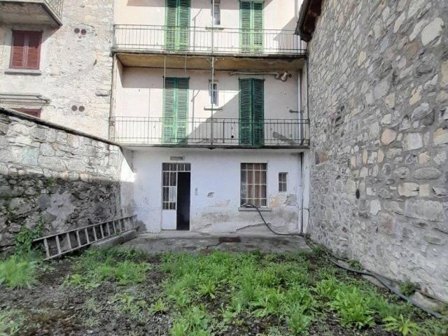 Villa Indipendente in vendita a Caglio, Lombardia