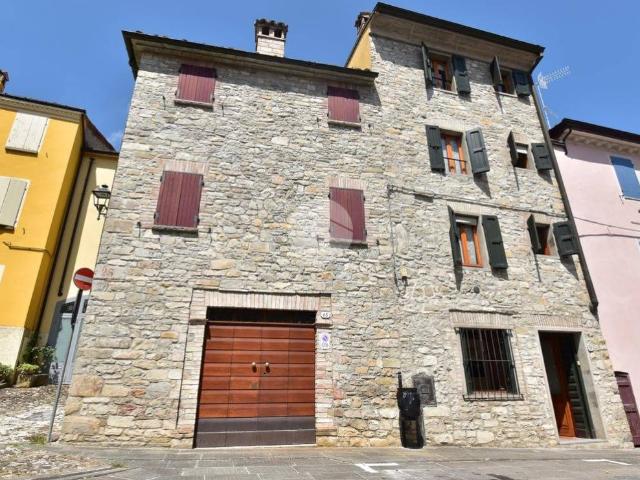Villa Indipendente in vendita a Calestano, Reggio Emilia
