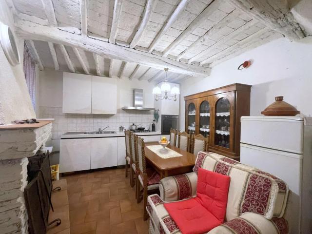 Villa Indipendente in vendita a Vado, Camaiore