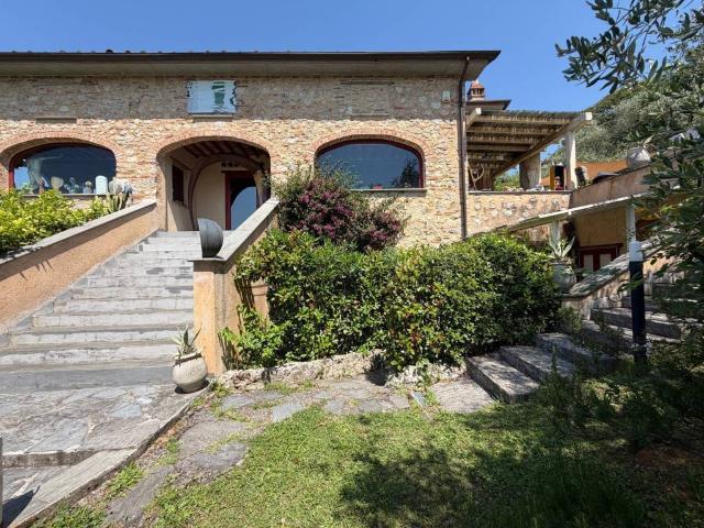 Villa Indipendente in vendita a Camaiore, Toscana