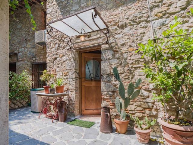 Villa Indipendente in vendita a Montemagno, Camaiore