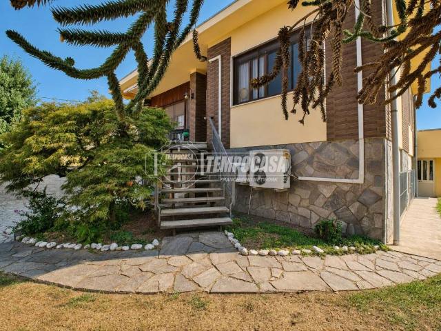 Villa Indipendente in vendita a Cameri, Novara