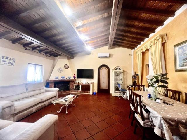Villa Indipendente in vendita a Capalle, Campi Bisenzio