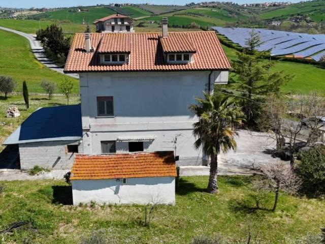 Villa Indipendente in vendita a Campli, Abruzzo