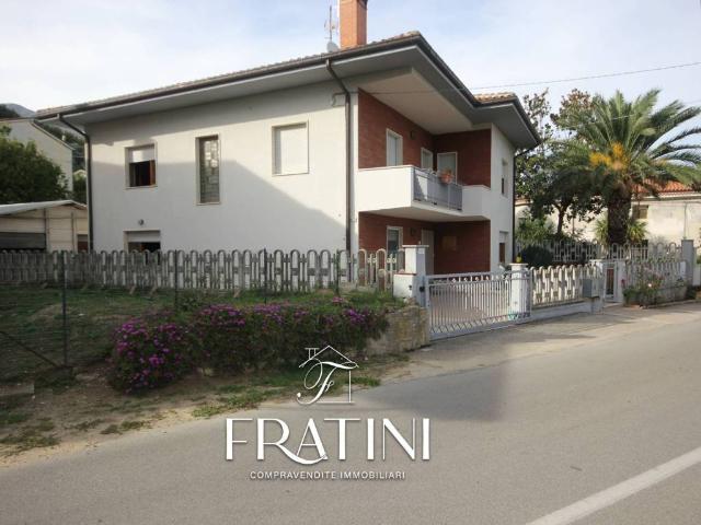 Villa Indipendente in vendita a Guazzano, Campli