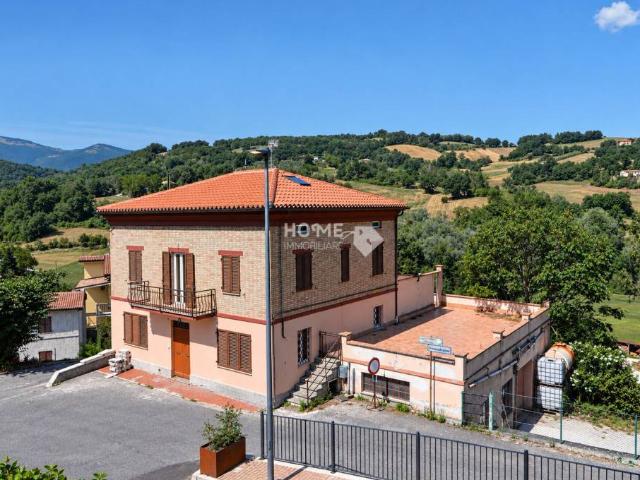 Villa Indipendente in vendita a Camporotondo di Fiastrone, Macerata