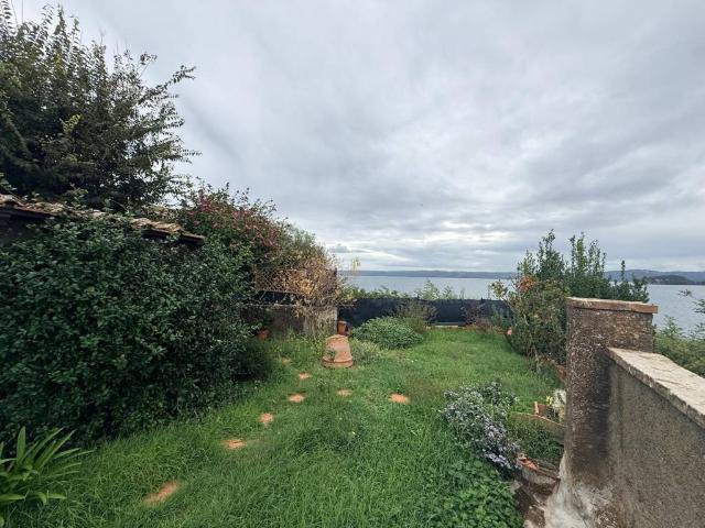 Villa Indipendente in vendita a Capodimonte, Viterbo