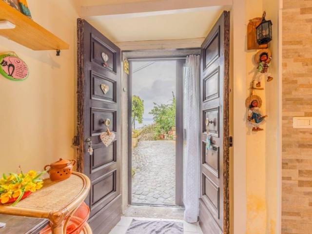 Villa Indipendente in vendita a Capodimonte, Lazio