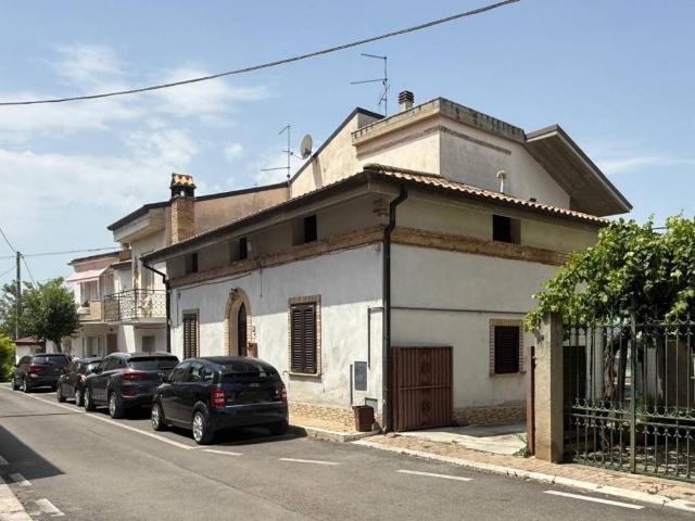 Villa Indipendente in vendita a Cappelle Sul Tavo, Abruzzo