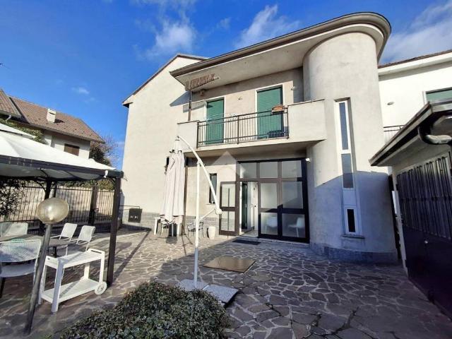 Villa Indipendente in vendita a Carate Brianza, Lombardia