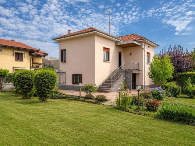 Villa Indipendente in vendita a Carnago, Lombardia