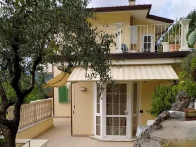 Villa Indipendente in vendita a Carrara, Toscana