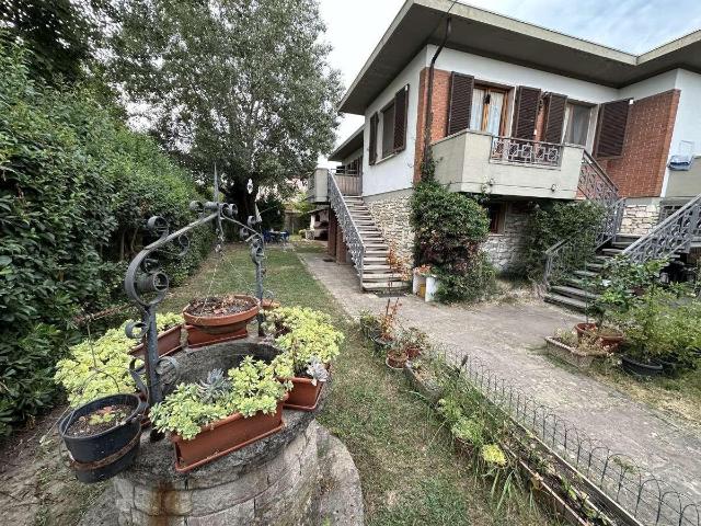 Villa Indipendente in vendita a Marina di Carrara, Carrara