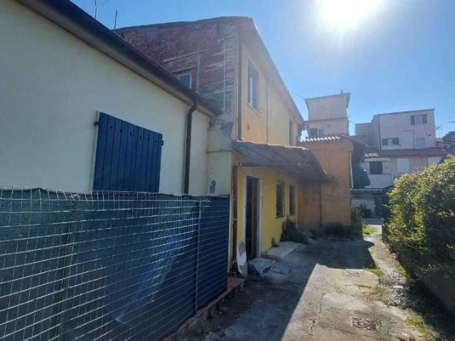 Villa Indipendente in vendita a Marina di Carrara, Carrara