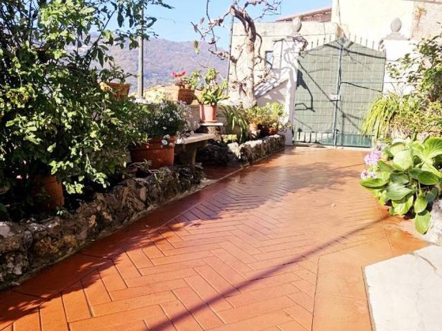 Villa Indipendente in vendita a Fabbrica, Carrara