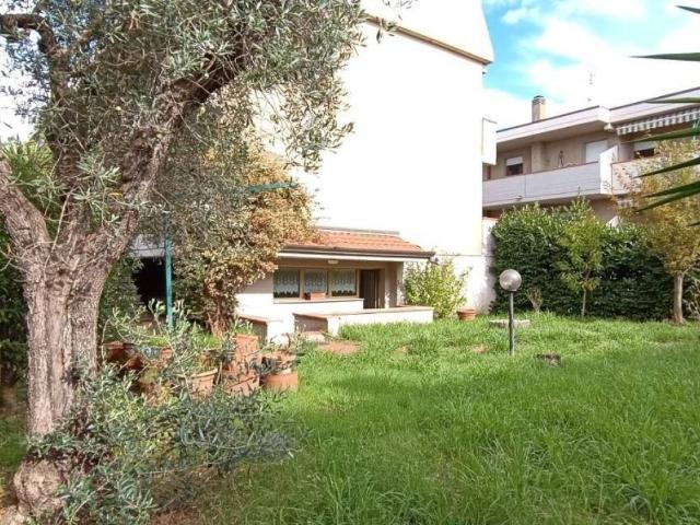 Villa Indipendente in vendita a La Prada, Carrara