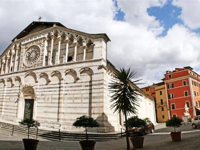 Villa Indipendente in vendita a Pontecimato, Carrara