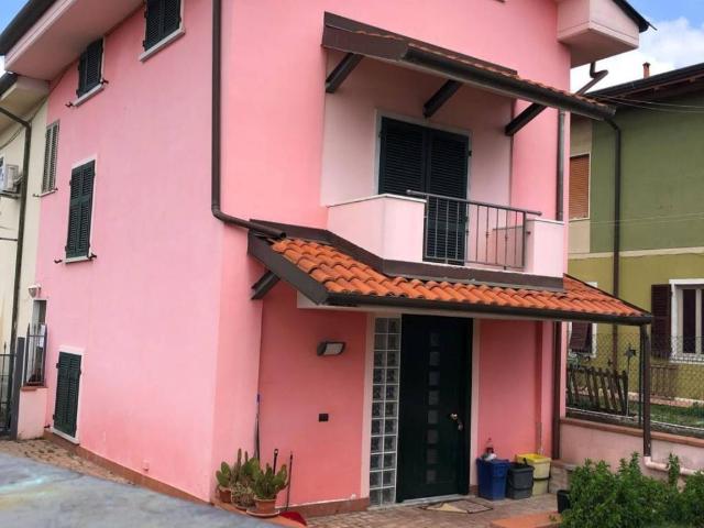Villa Indipendente in vendita a Marina di Carrara, Carrara