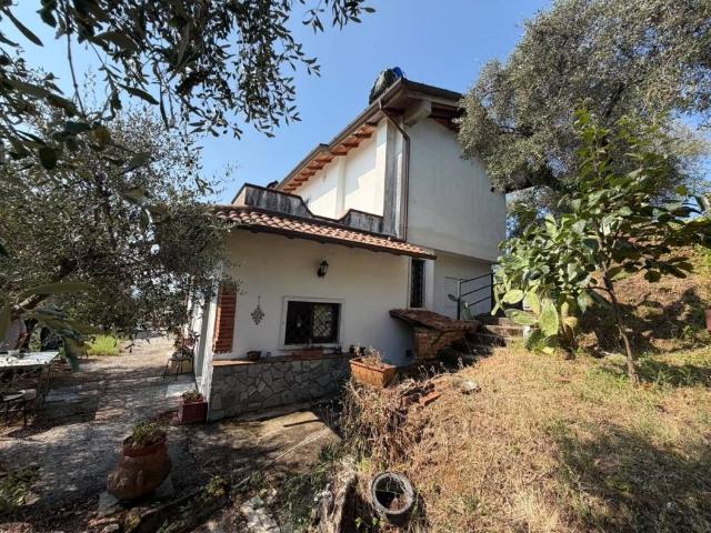 Villa Indipendente in vendita a Marina di Carrara, Carrara