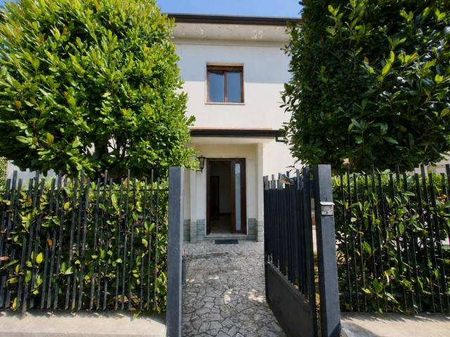 Villa Indipendente in vendita a Marina di Carrara, Carrara