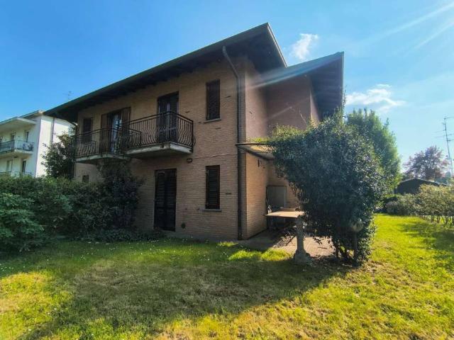 Villa Indipendente in vendita a Carugo, Lombardia
