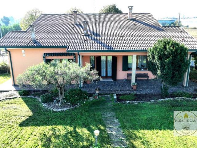 Villa Indipendente in vendita a Casale Di Scodosia, Veneto