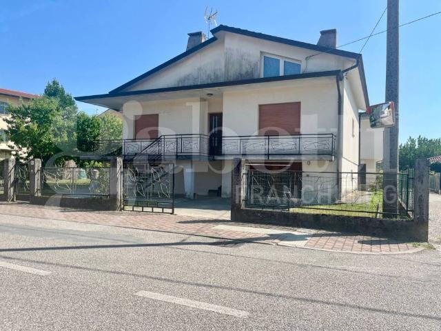 Villa Indipendente in vendita a Casarsa Della Delizia, Friuli-Venezia Giulia
