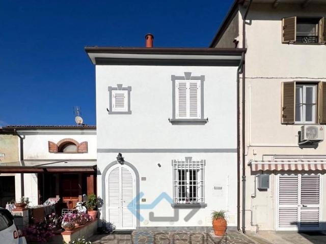 Villa Indipendente in vendita a San Frediano a Settimo, Cascina