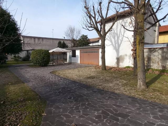 Villa Indipendente in vendita a Casorezzo, Lombardia