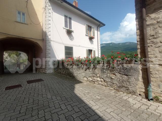 Villa Indipendente in vendita a Castel Del Giudice, Molise