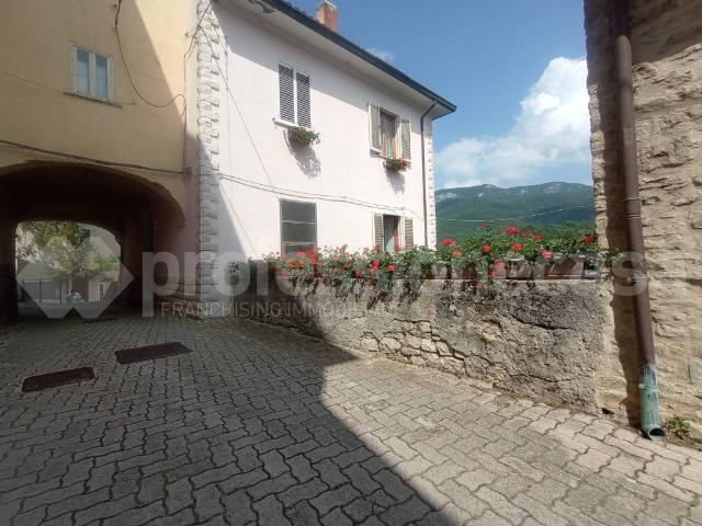 Villa Indipendente in vendita a Castel Del Giudice, Molise