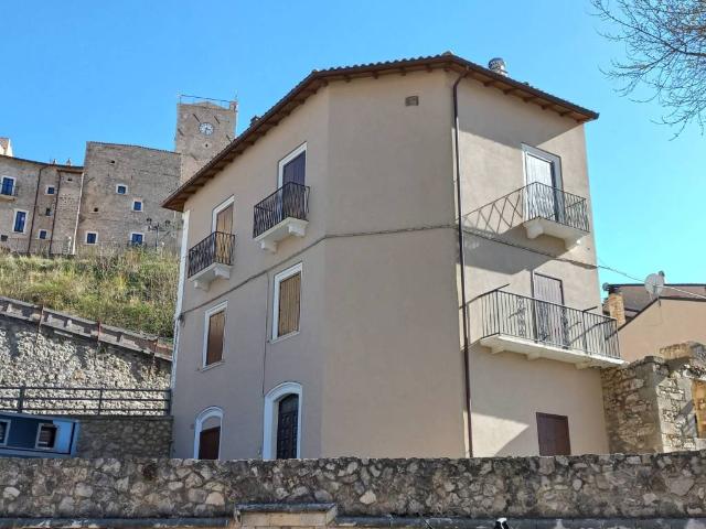 Villa Indipendente in vendita a Castel Del Monte, Abruzzo