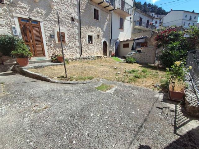 Villa Indipendente in vendita a Castel Del Monte, Abruzzo