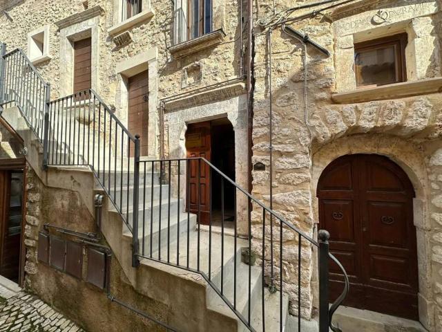 Villa Indipendente in vendita a Castel Del Monte, Abruzzo
