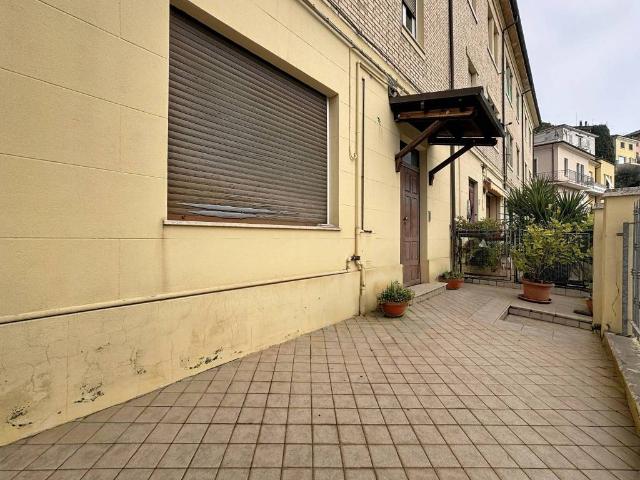 Villa Indipendente in vendita a Sant'Agostino, Marche