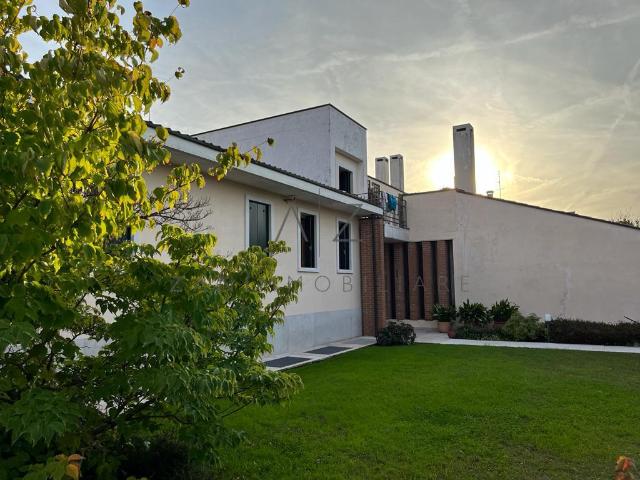 Villa Indipendente in vendita a Castelfranco Veneto, Veneto