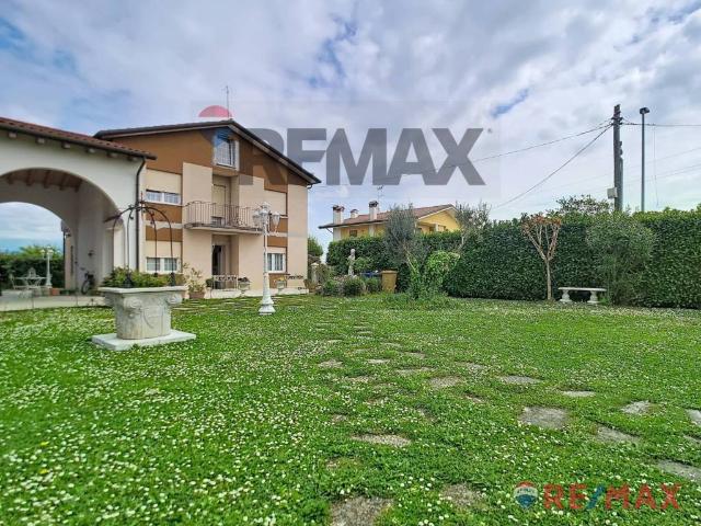 Villa Indipendente in vendita a Castelfranco Veneto, Veneto