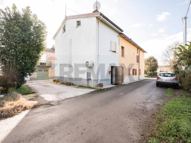 Villa Indipendente in vendita a Terra di Mezzo, Re