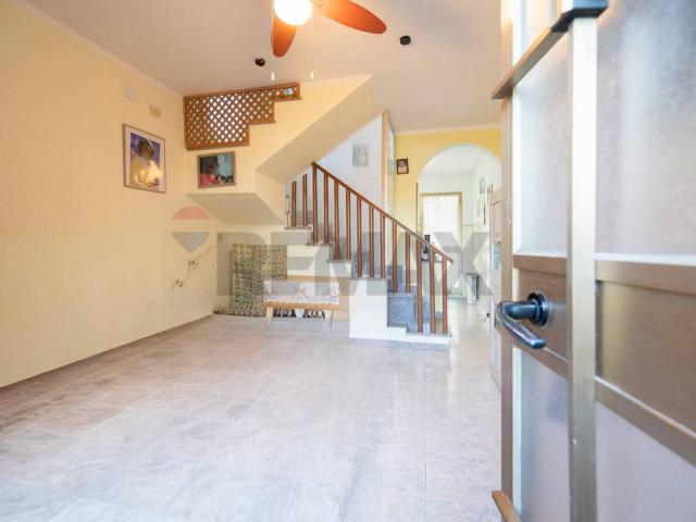 Villa Indipendente in vendita a Terra di Mezzo, Re