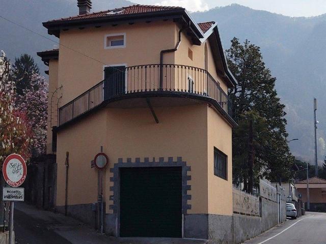 Villa Indipendente in vendita a Comunità Montana Valli del Verbano, Castelveccana