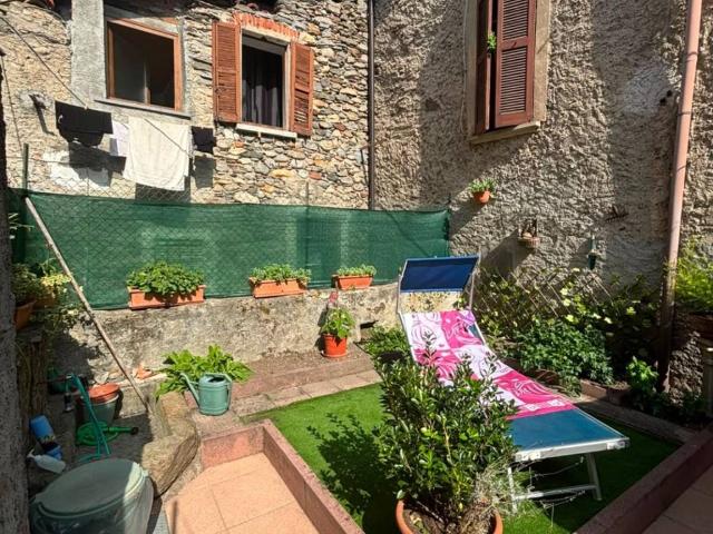 Villa Indipendente in vendita a Comunità Montana Valli del Verbano, Castelveccana