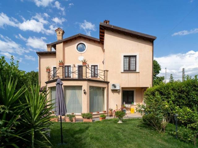 Villa Indipendente in vendita a Castiglione A Casauria, Abruzzo