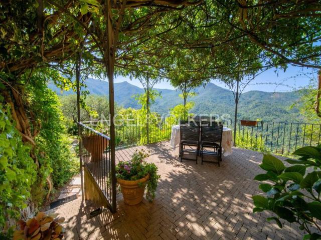 Villa Indipendente in vendita a Castiglione Chiavarese, Liguria