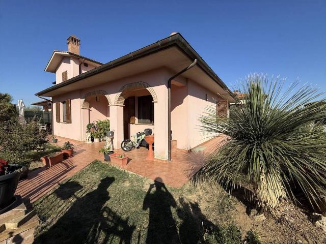 Villa Indipendente in vendita a Pozzuolo, Castiglione del Lago