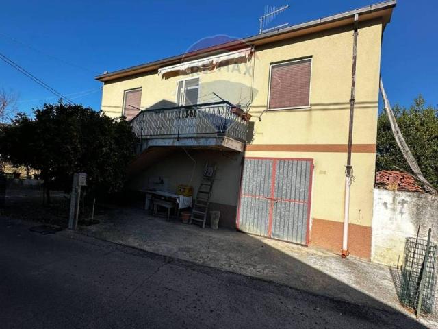 Villa Indipendente in vendita a Castiglione Messer Raimondo, Abruzzo