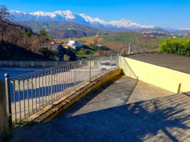 Villa Indipendente in vendita a Castilenti, Abruzzo