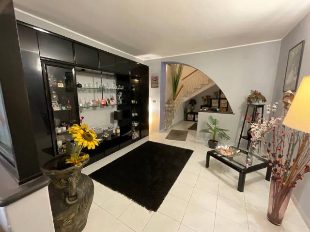 Villa Indipendente in vendita a Borgo-Sanzio, Catania