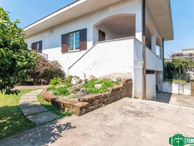 Villa Indipendente in vendita a Cantalupo, Cerro Maggiore