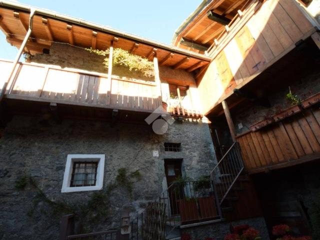 Villa Indipendente in vendita a Challand Saint Anselme, Aosta
