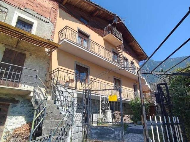 Villa Indipendente in vendita a Challand Saint Victor, Aosta